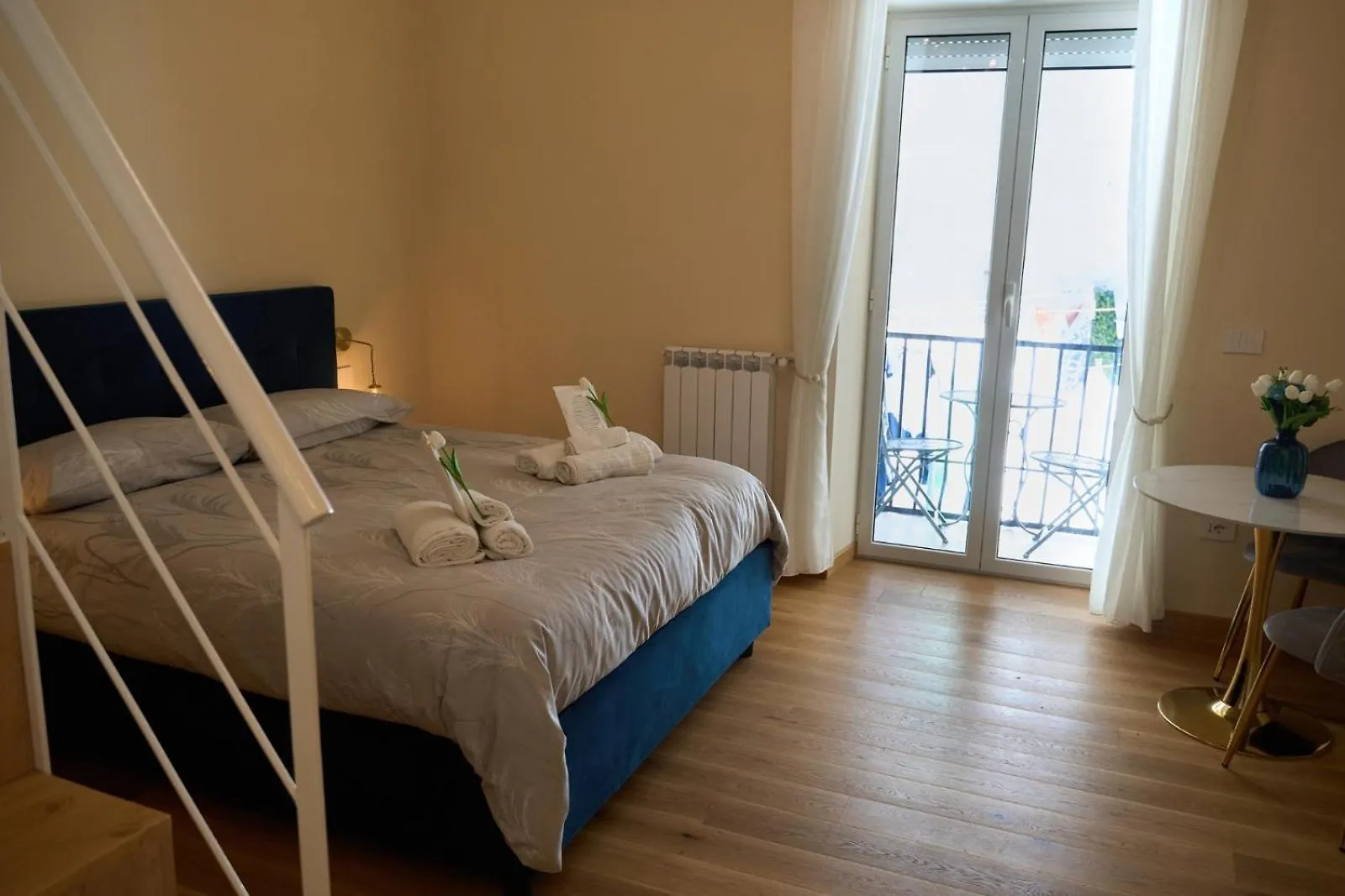Alesuite Naples 0*,